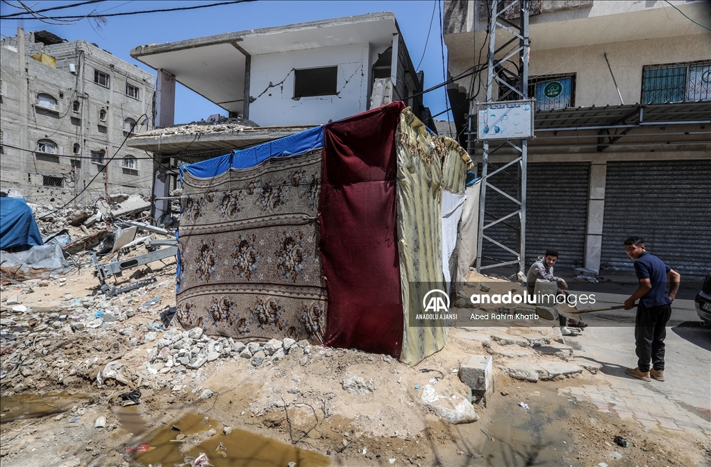 İsrail saldırılarında evleri yok olan Filistinliler tenekelerden kurdukları barınaklarla hayata tutunmaya çalışıyor