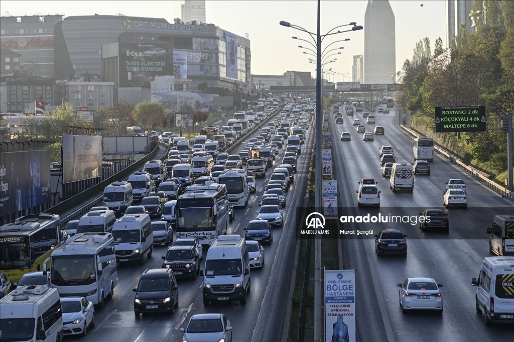 İstanbul'da bayram tatilinin ardından ilk mesai gününde trafik yoğunluğu yaşandı