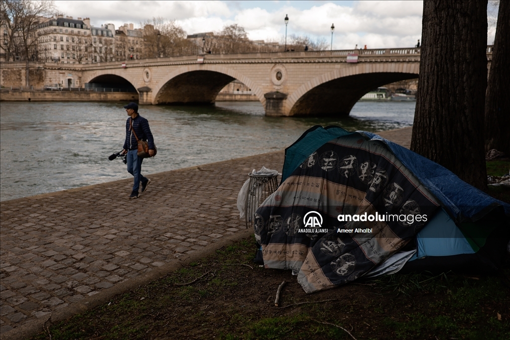 Fransa’da evsizler Seine Nehri kıyısında çadırlarda yaşamını sürdürüyor