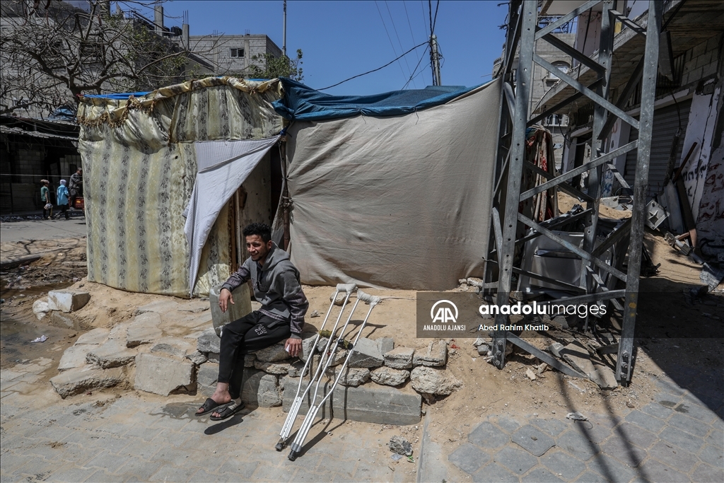 İsrail saldırılarında evleri yok olan Filistinliler tenekelerden kurdukları barınaklarla hayata tutunmaya çalışıyor