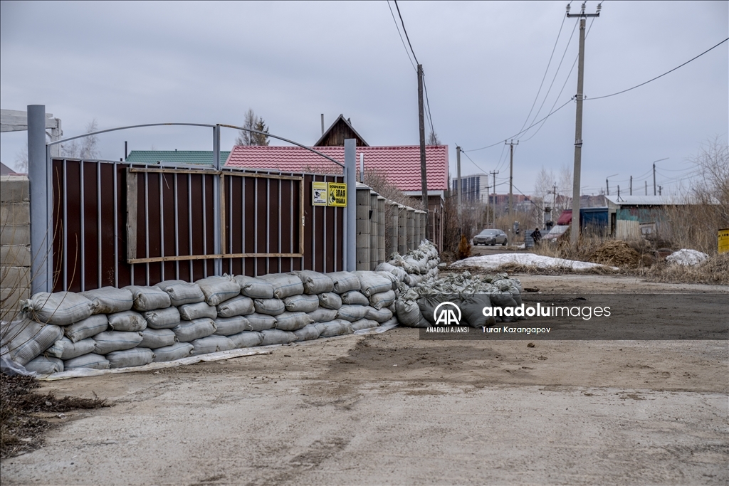 Kazakistan'da sel bölgelerinden tahliye edilen kişi sayısı 100 bini aştı