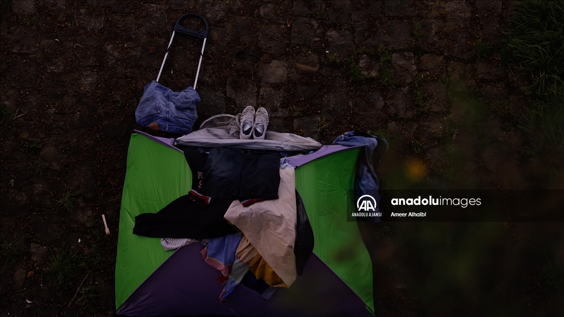 Fransa’da evsizler Seine Nehri kıyısında çadırlarda yaşamını sürdürüyor