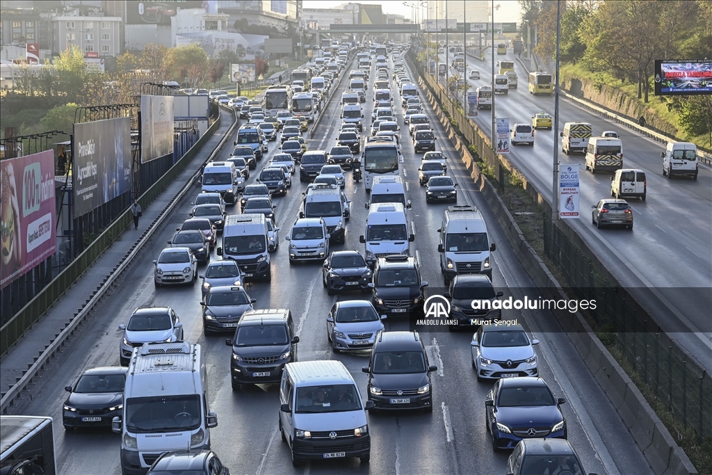 İstanbul'da bayram tatilinin ardından ilk mesai gününde trafik yoğunluğu yaşandı