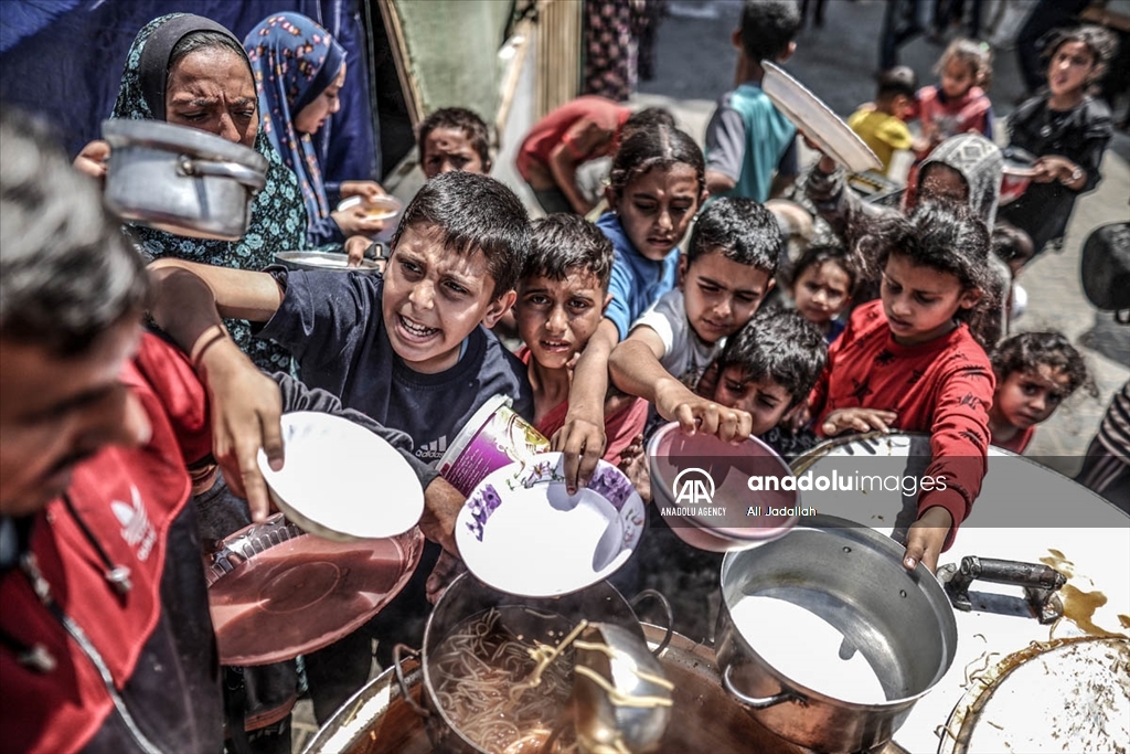 Хуманитарна катастрофа - Луѓето во Газа со часови чекаат во ред за да добијат оброк