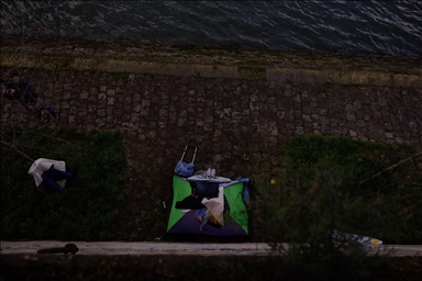 Des sans-abri campent le long des quais de la Seine à Paris, à proximité des quartiers de l'Hôtel de ville et du Châtelet 