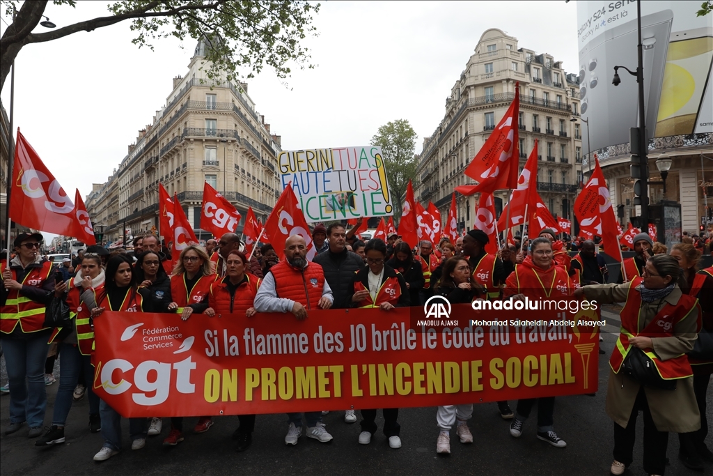 Paris'te ulaştırma sektörü işçileri protesto gösterisi düzenledi