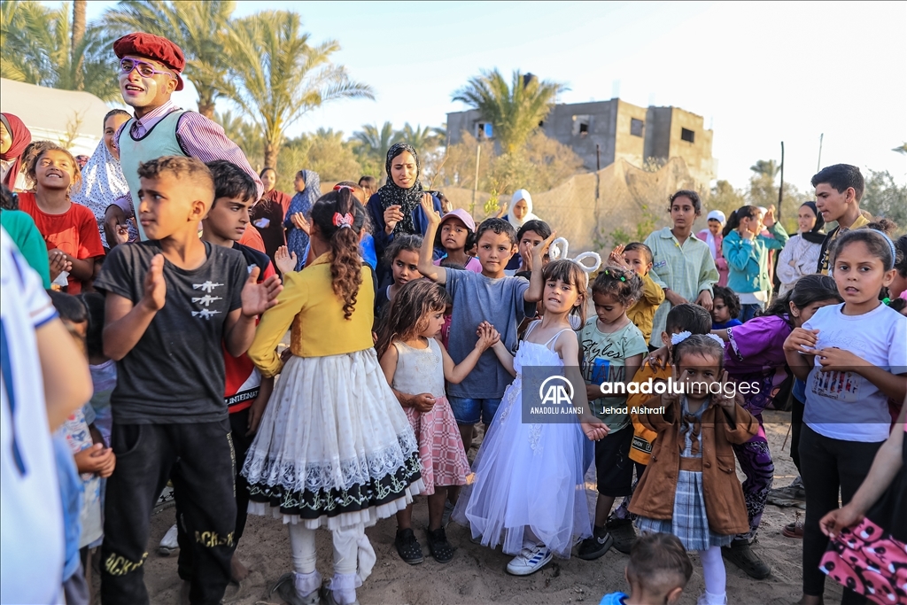 Gönüllü gençler, savaşın masum mağdurları Gazzeli çocukların yüzünü güldürdü