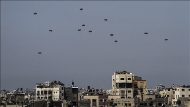 Gazze Şeridi'nin kuzeyine havadan paraşütle insani yardım indirildi