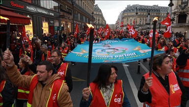 Paris'te ulaştırma sektörü işçileri protesto gösterisi düzenledi