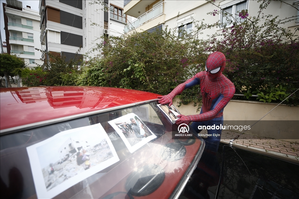 Antalyalı "Örümcek Adam" Gazzeli çocuklar için sokağa çıktı