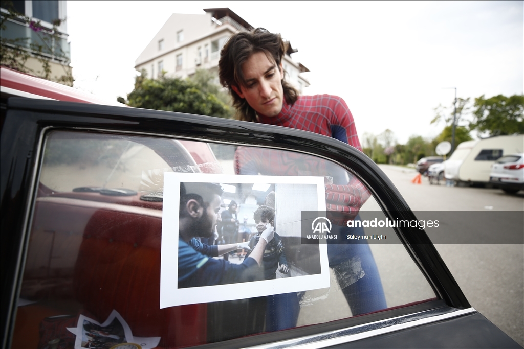 Antalyalı "Örümcek Adam" Gazzeli çocuklar için sokağa çıktı