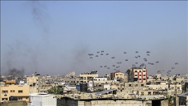 Gazze kentine havadan paraşütle yardım indirildi