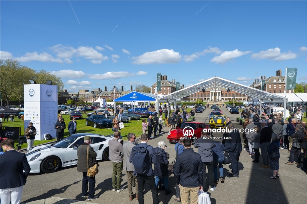 Londra’da klasik ve modern lüks arabalar meraklılarıyla buluştu