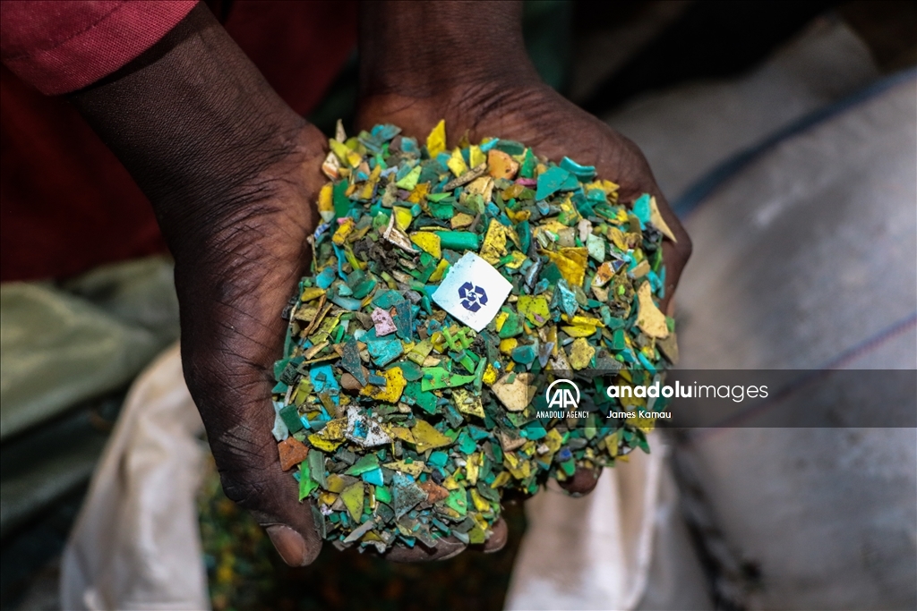 В Кении перерабатывают тысячи тонн пластиковых отходов
