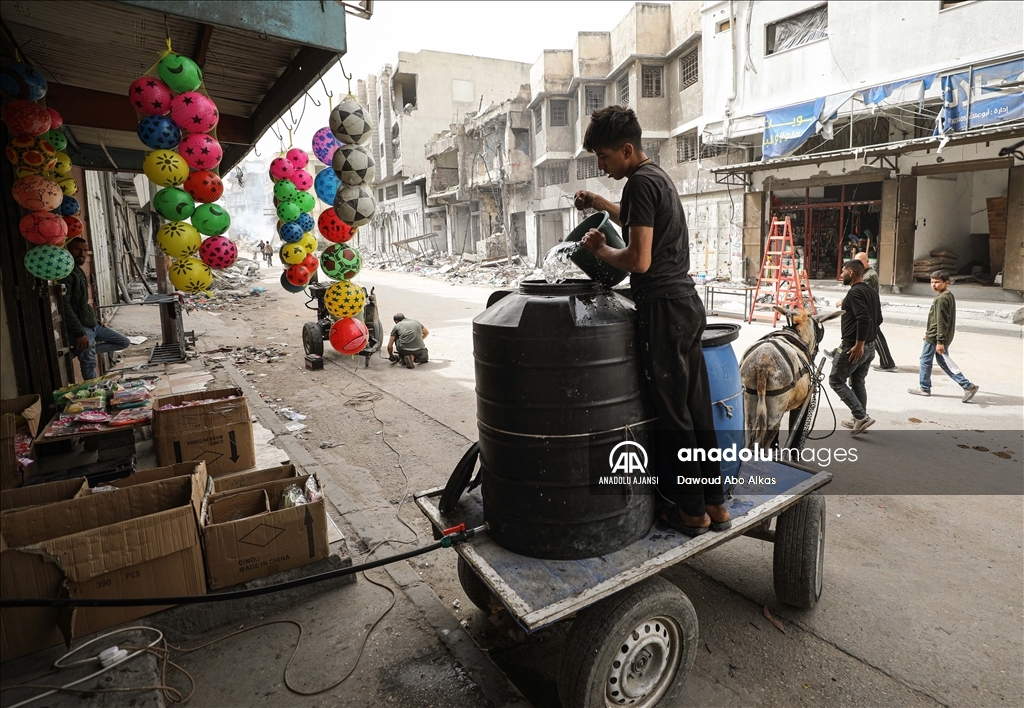 İsrail saldırıları altındaki Gazze'de Filistinliler, su temin etmek için her gün mücadele veriyor