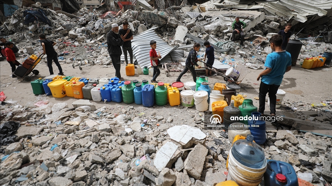 İsrail saldırıları altındaki Gazze'de Filistinliler, su temin etmek için her gün mücadele veriyor