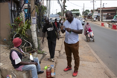 Целители в Камеруне продают отвары от опасных заболеваний прямо на улицах столицы