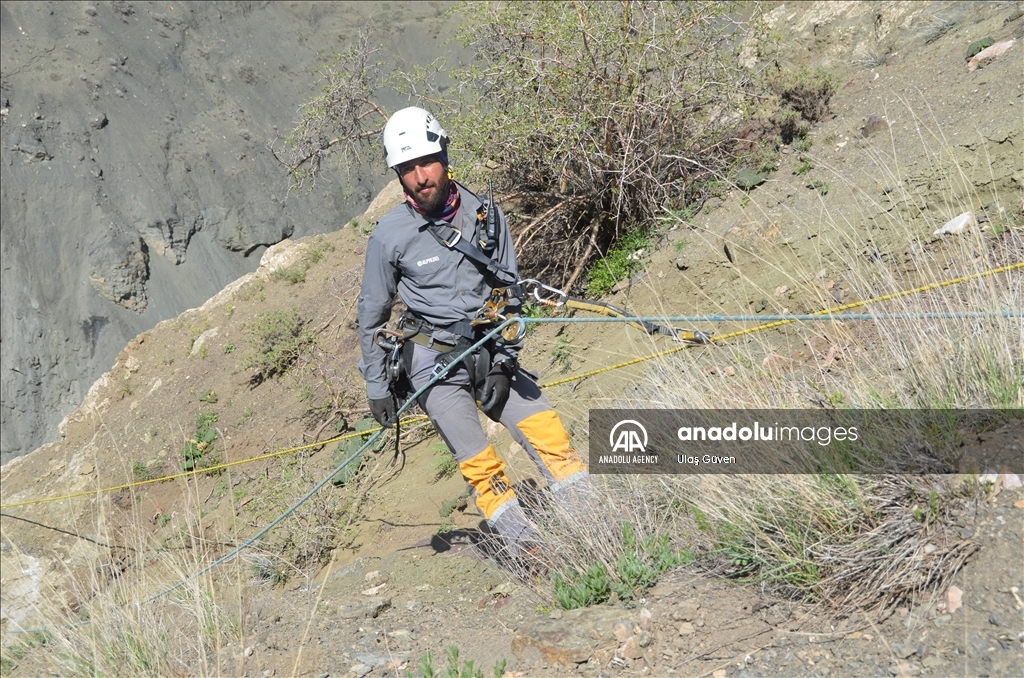 Альпинисты в турецком Хаккари после оползня сбрасывают опасные камни