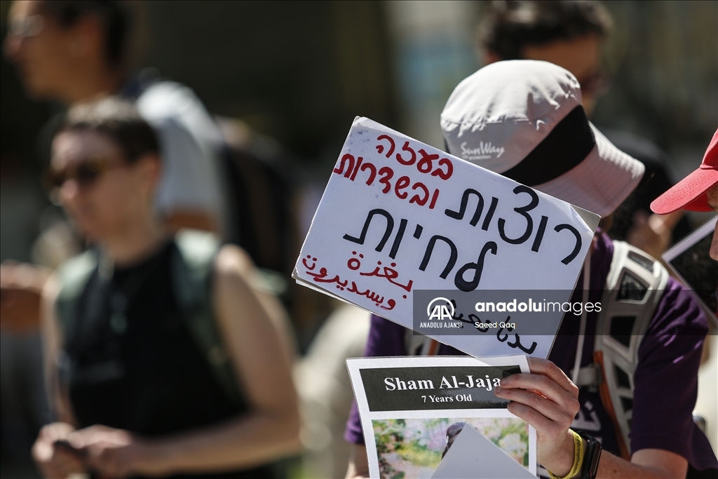 Savaş karşıtı İsrailli aktivistler, İsrail'in Gazze'deki saldırılarını protesto etti
