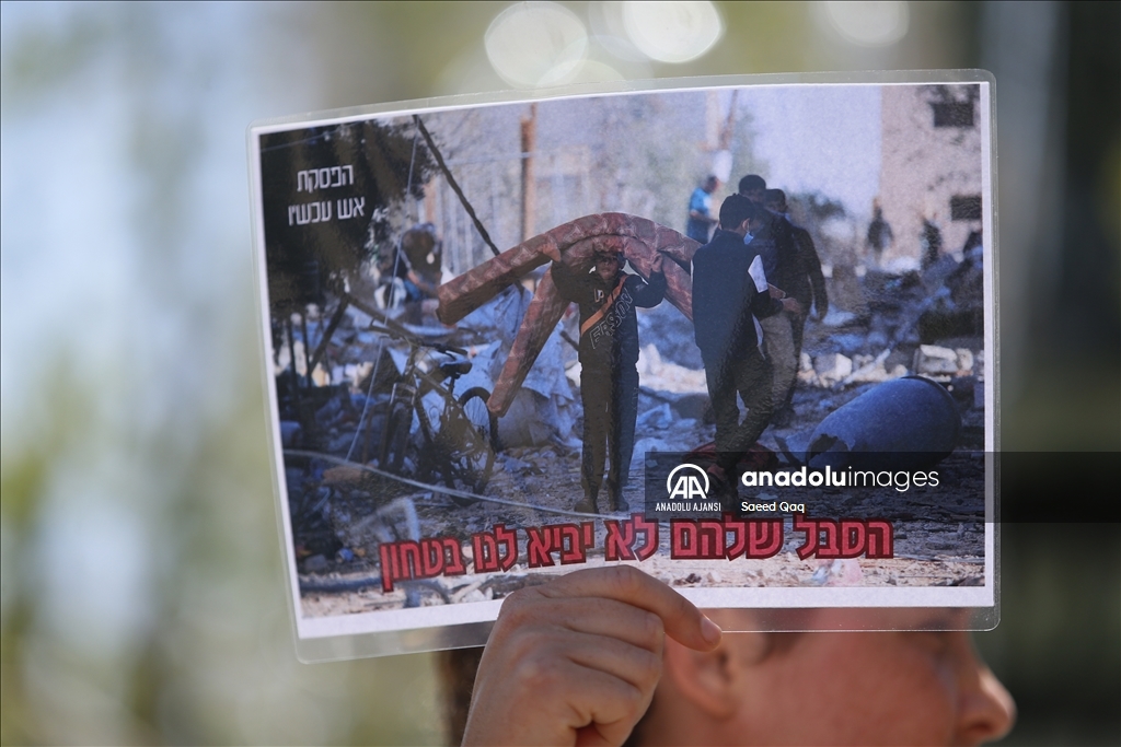 Savaş karşıtı İsrailli aktivistler, İsrail'in Gazze'deki saldırılarını protesto etti
