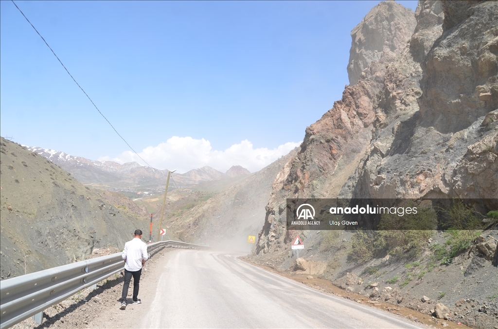 Альпинисты в турецком Хаккари после оползня сбрасывают опасные камни