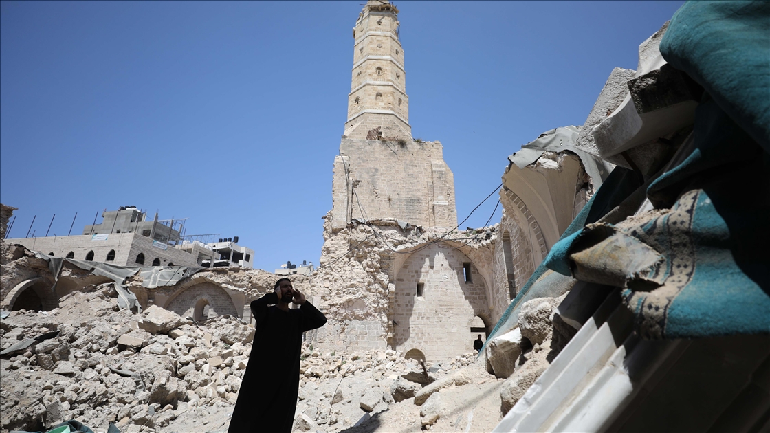 Filistinliler, İsrail'in yıktığı tarihi Gazze Ulu Cami'de cuma namazı kıldı