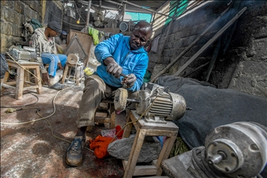 كينيا.. حرفيون يحولون العظام إلى أدوات زينة