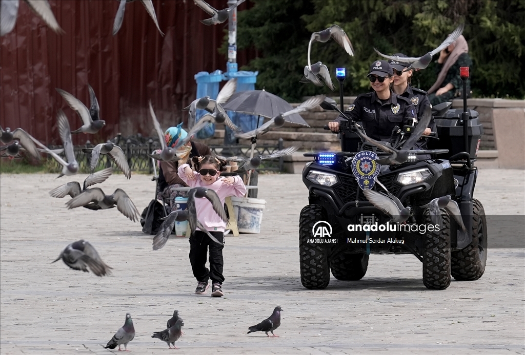 İzmir'de sahil bandında ATV'li polisler görev yapıyor