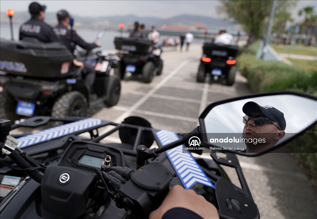 İzmir'de sahil bandında ATV'li polisler görev yapıyor