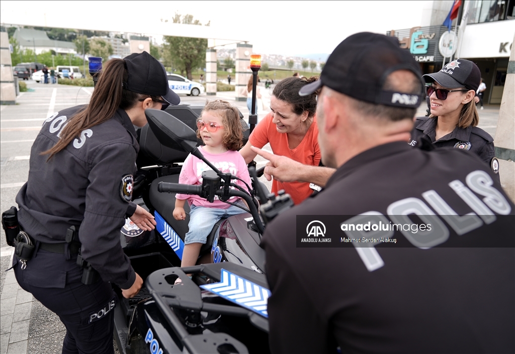 İzmir'de sahil bandında ATV'li polisler görev yapıyor