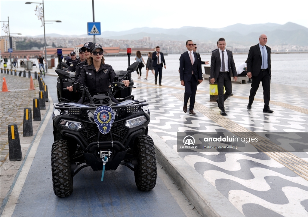 İzmir'de sahil bandında ATV'li polisler görev yapıyor