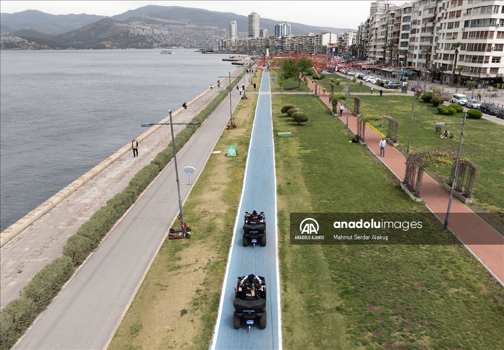 İzmir'de sahil bandında ATV'li polisler görev yapıyor