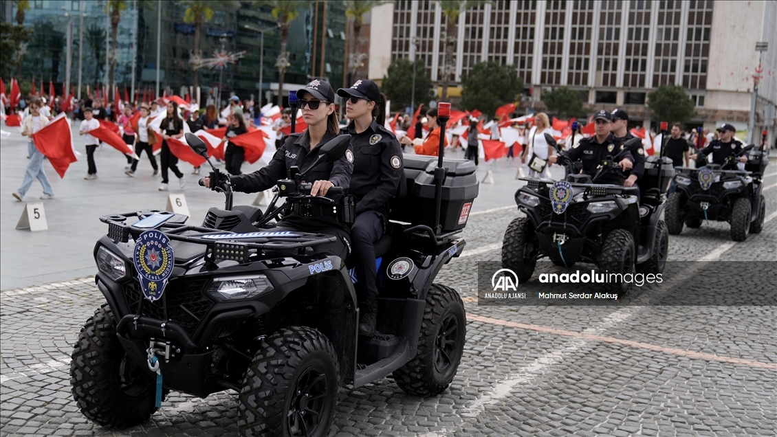 İzmir'de sahil bandında ATV'li polisler görev yapıyor