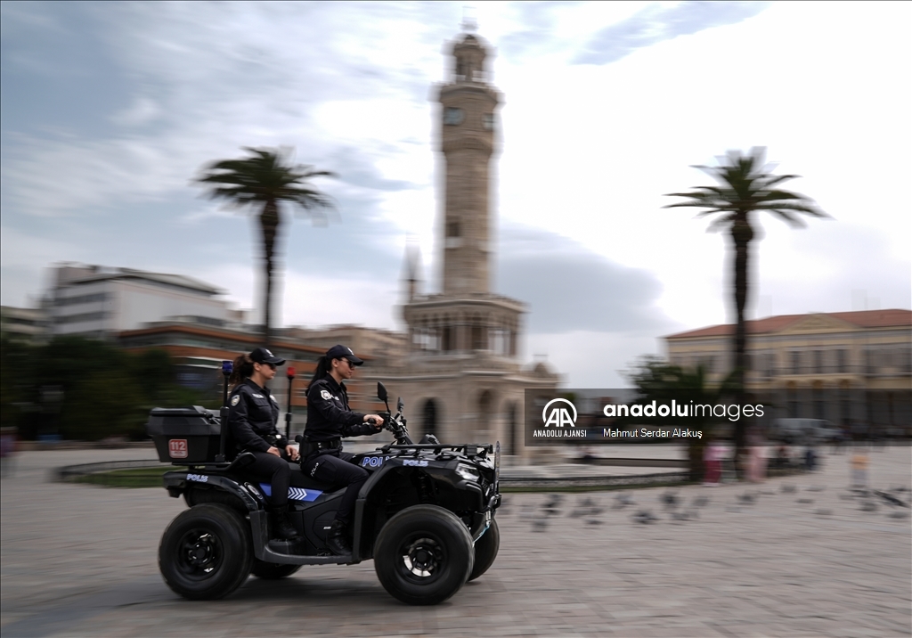 İzmir'de sahil bandında ATV'li polisler görev yapıyor
