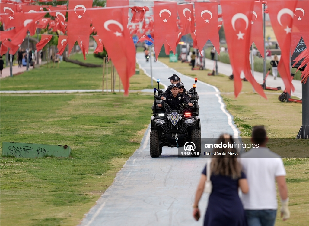 İzmir'de sahil bandında ATV'li polisler görev yapıyor