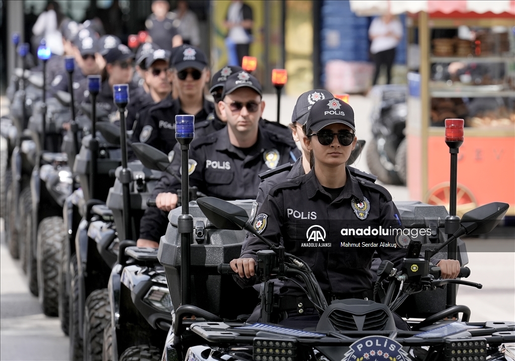 İzmir'de sahil bandında ATV'li polisler görev yapıyor