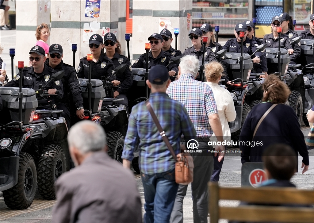 İzmir'de sahil bandında ATV'li polisler görev yapıyor