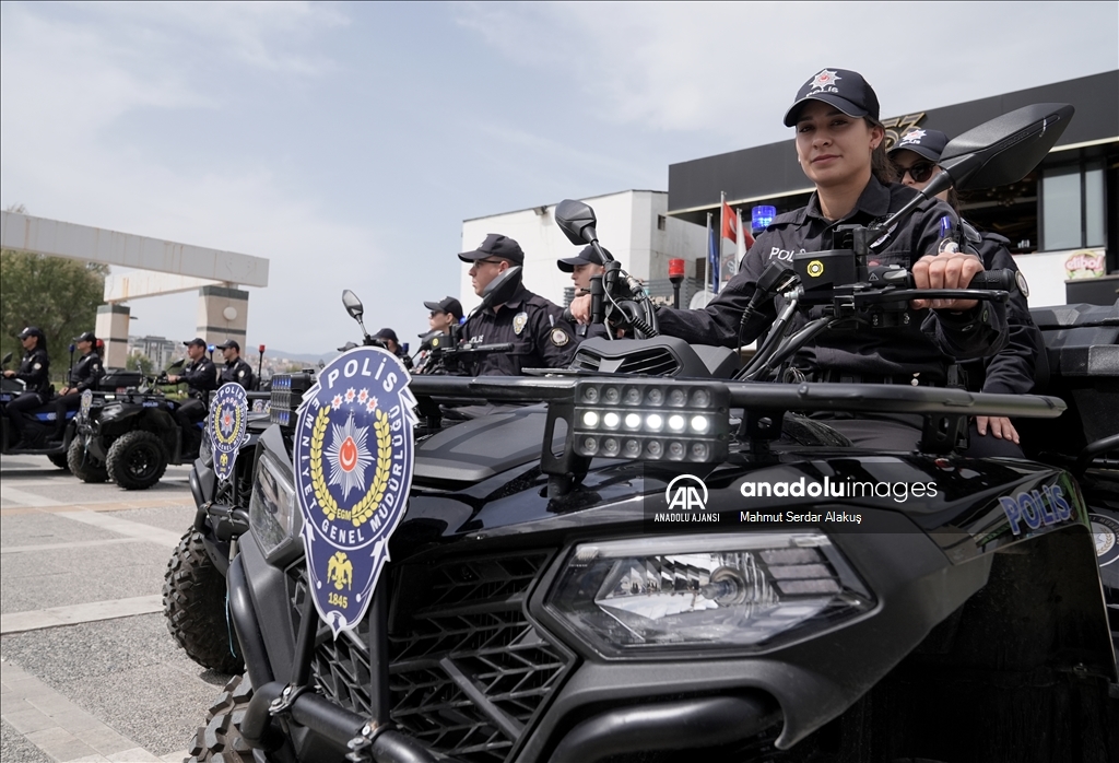 İzmir'de sahil bandında ATV'li polisler görev yapıyor
