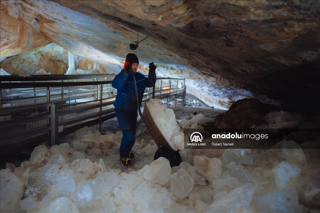 Slovakya'nın en büyük buz mağarası iklim değişikliğiyle mücadele ediyor 