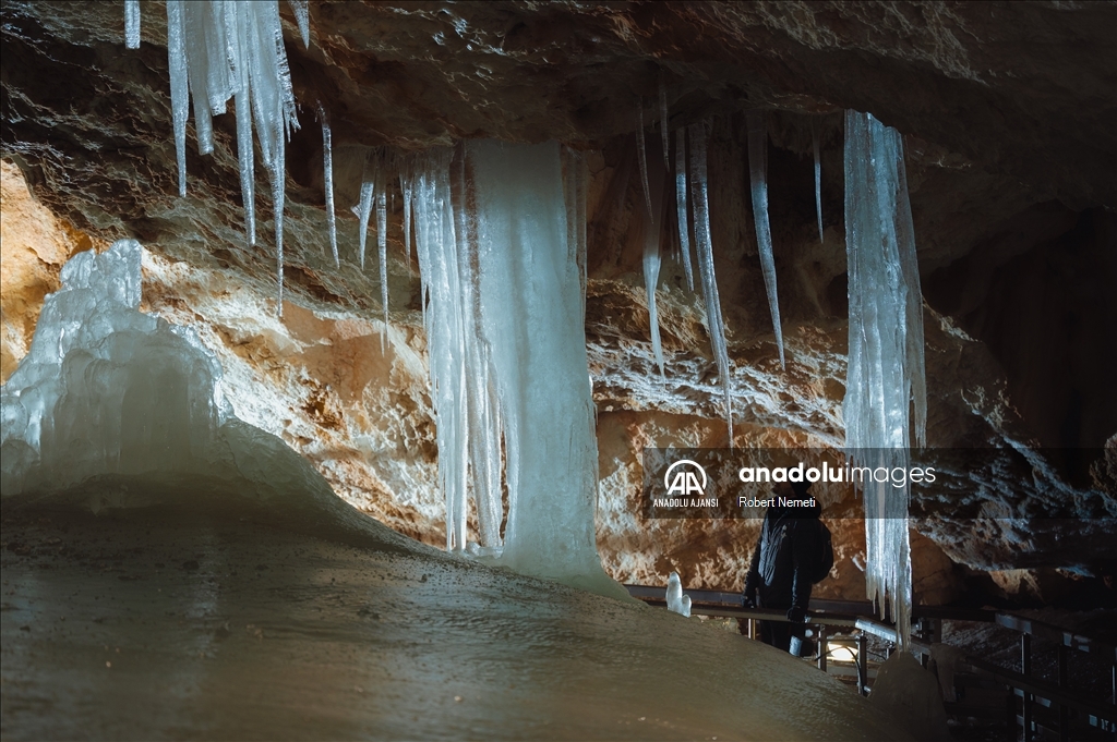 Slovakya'nın en büyük buz mağarası iklim değişikliğiyle mücadele ediyor 