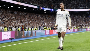 El Clasico'yu 3-2 kazanan Real Madrid şampiyonluğa çok yaklaştı