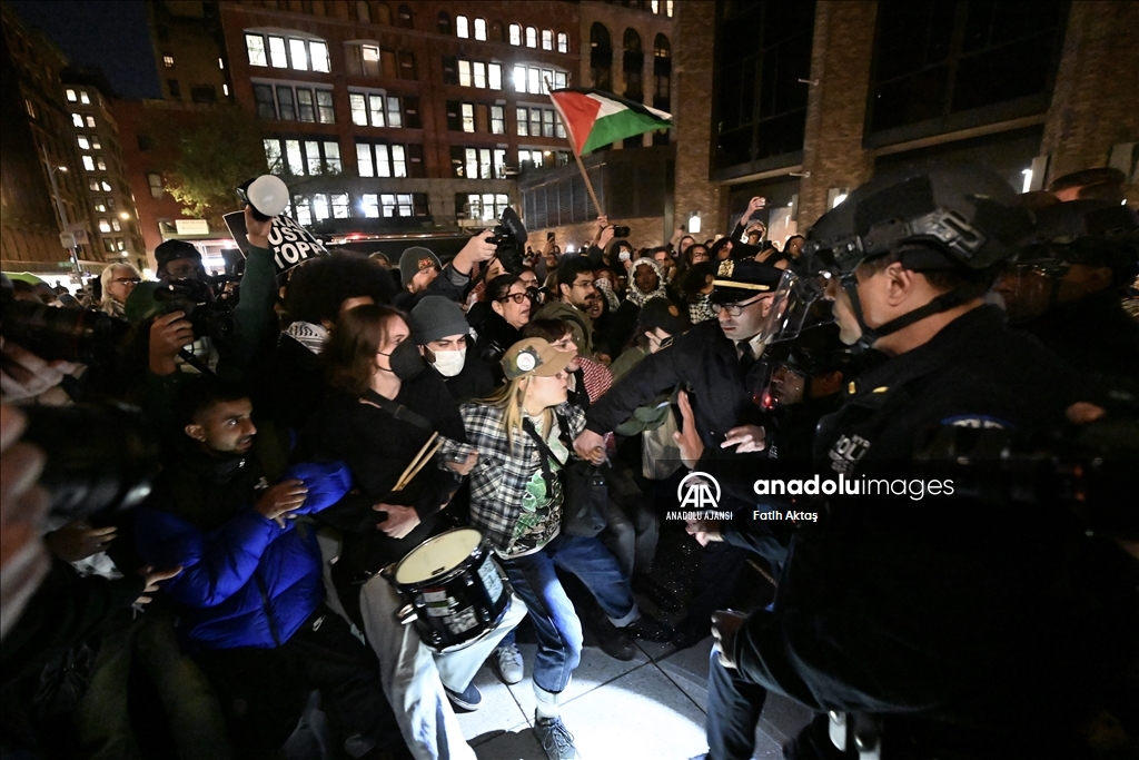 New York'ta üniversite öğrencilerinin Gazze protestosuna polis ekipleri müdahale etti