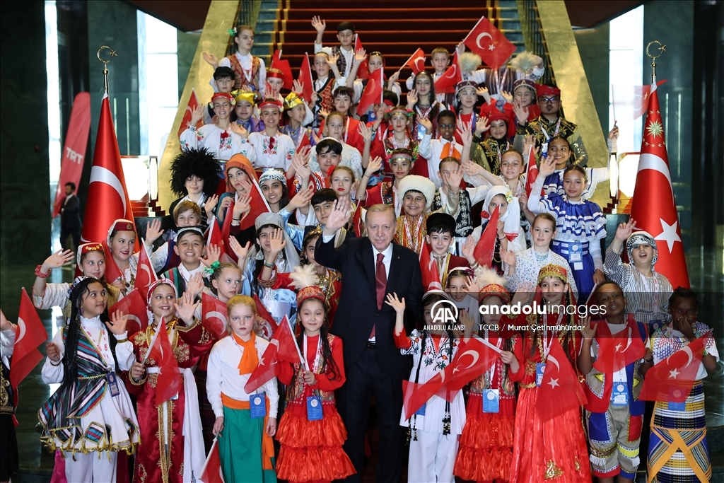 Cumhurbaşkanı Erdoğan, Türk Dünyası Çocukları ve TRT Çocuk Şenliği Konuk Çocukları ile bir araya geldi