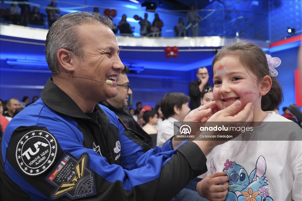Türkiye'nin ilk astronotu Alper Gezeravcı, Anadolu Ajansı'nda çocuklarla buluştu