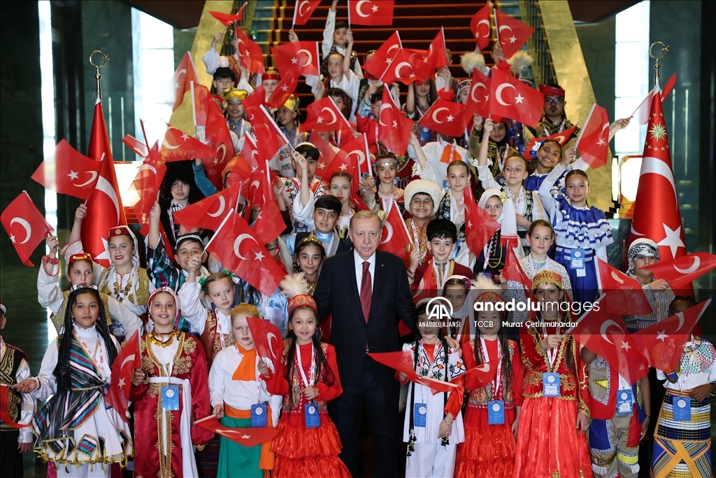 Cumhurbaşkanı Erdoğan, Türk Dünyası Çocukları ve TRT Çocuk Şenliği Konuk Çocukları ile bir araya geldi