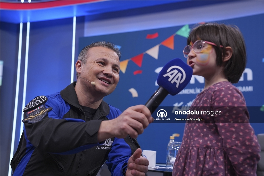 Türkiye'nin ilk astronotu Alper Gezeravcı, Anadolu Ajansı'nda çocuklarla buluştu