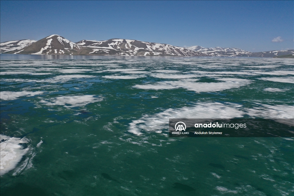 Kışın donan Balık Gölü'nün yüzeyindeki buzlar çözülüyor