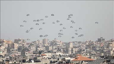 Gazze Şeridi'nin kuzeyine havadan paraşütle insani yardım indirildi