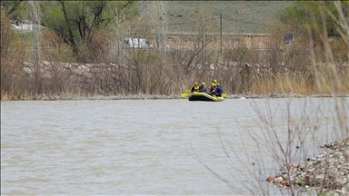 Любители рафтинга сплавляются по реке Чорух в турецком Байбурте