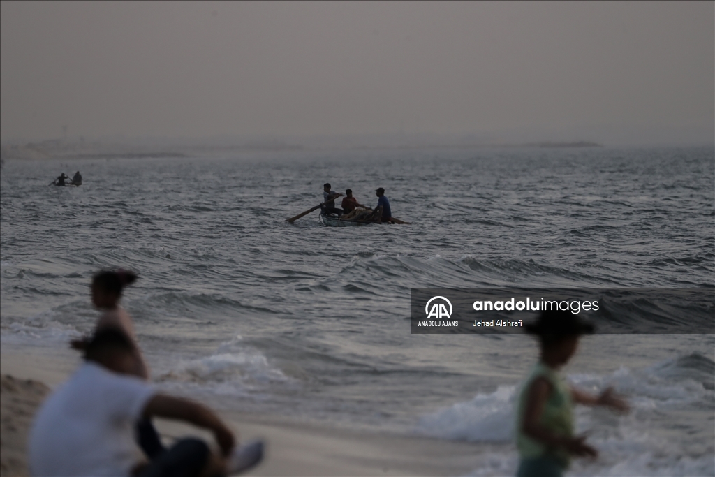 Savaşın gölgesindeki Gazzeliler "nefes almak için" sahile akın ediyor